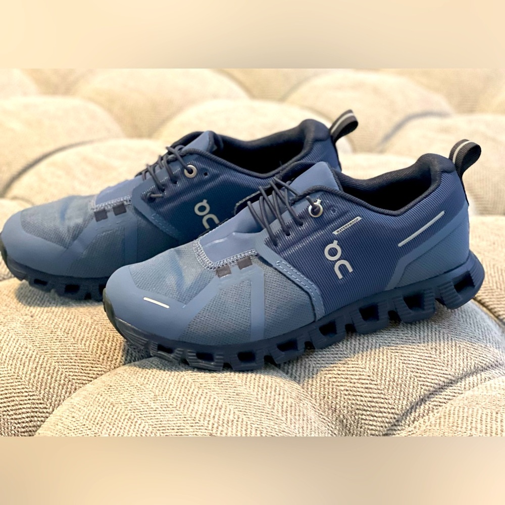 On cloud waterproof Women’s size 7